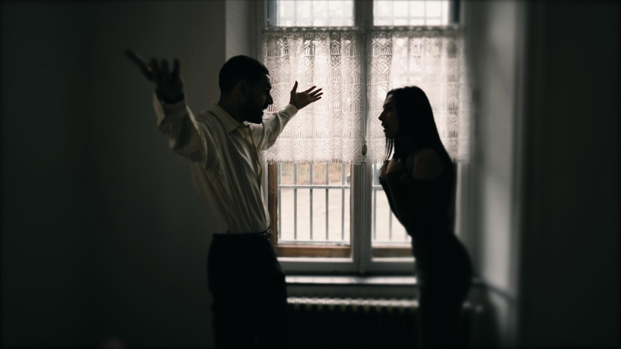 Duas pessoas unindo as mãos sobre uma mesa, simbolizando o esforço conjunto para reconstruir um relacionamento.